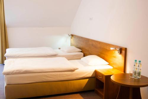 En eller flere senger på et rom på Hotel Drohicki