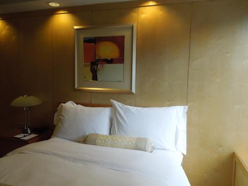Tempat tidur dalam kamar di The Eldon Luxury Suites