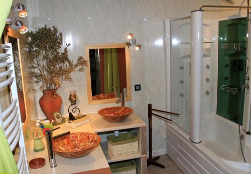Saint Alban AuriollesにあるMas Des Falaisesのバスルーム(シンク2台、シャワー、バスタブ付)