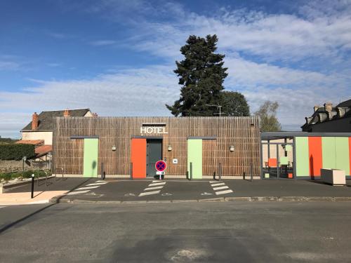 un bâtiment avec des portes colorées sur le côté d'une rue dans l'établissement Le Patio, à Saint-Varent