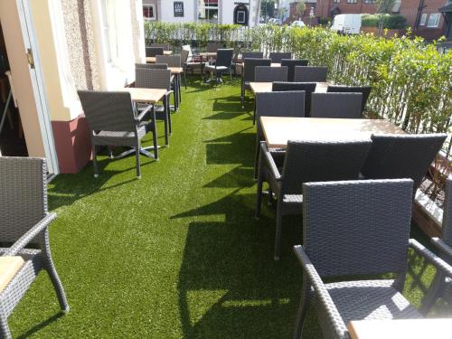 A restaurant or other place to eat at The Royal Hotel 