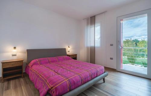 1 dormitorio con cama y ventana grande en Villa Giò en Pula