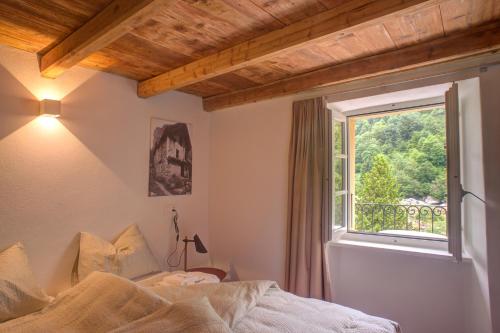 1 dormitorio con cama y ventana en Ai piee, en Brione