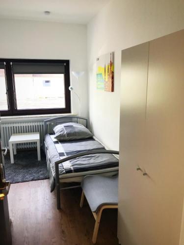 twee bedden in een kamer met een raam bij Living @ Klassvilla Weserwehr No. 2 in Bremen