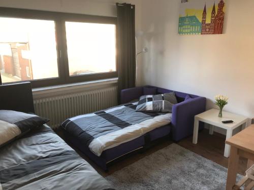 ein Schlafzimmer mit einem lila Bett und einem Fenster in der Unterkunft Living @ Klassvilla Weserwehr No. 5 in Bremen