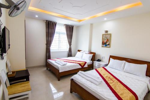 Giường trong phòng chung tại Biển Ngọc Hotel