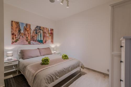 ein Schlafzimmer mit einem Bett und einem Wandgemälde in der Unterkunft Valletta Spacious Duplex - St.Paul's Apartments in Valletta