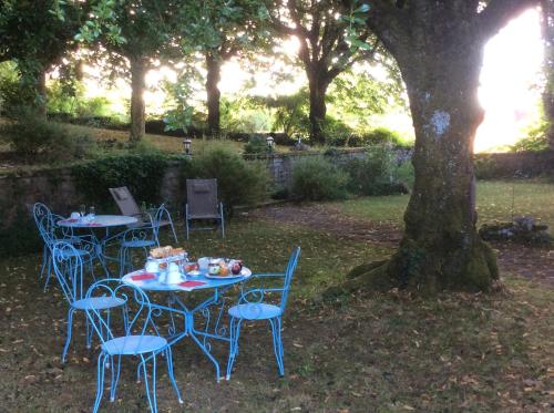 
a table set up for a picnic in a park at Chambres d'Hôtes Les Tilleuls in Sarlat-la-Canéda
