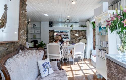 una mujer sentada en una mesa en una habitación en Abbeyglen Castle Hotel, en Clifden