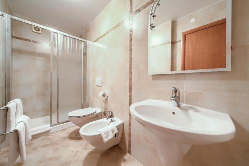un bagno bianco con lavandino e WC di Villa Palma a Malinska