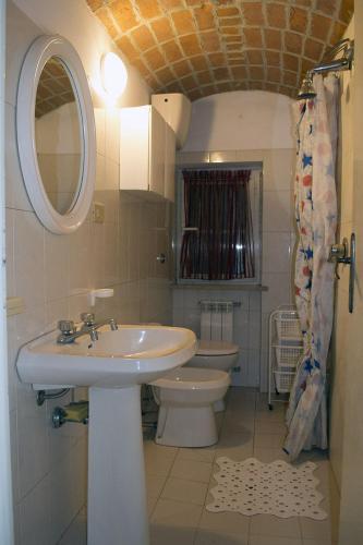 a bathroom with a sink and a toilet at Casa Vacanze Valdamone in Suvereto