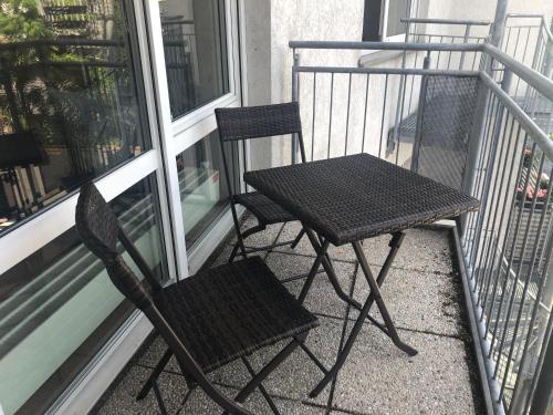 two chairs and a table on a balcony at Ferienwohnung am Clara Park in Leipzig