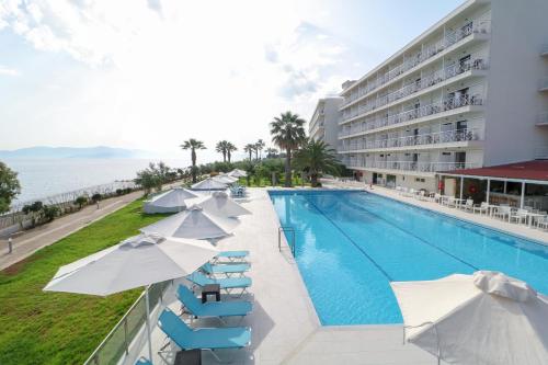 Bazén v ubytování Calamos Beach Family Club nebo v jeho okolí