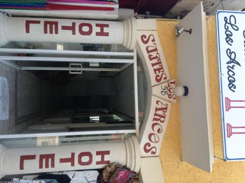 a microwave oven with a sign that reads im hot at Suites Los Arcos in Isla Mujeres