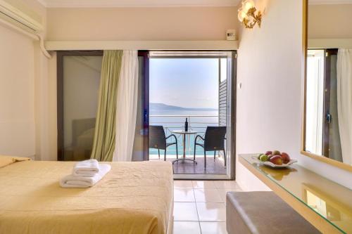 Postel nebo postele na pokoji v ubytování Calamos Beach Family Club