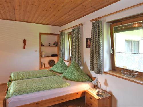 SonnenにあるSmall cosy apartment in the Bavarian Forest in a familiar atmosphereのベッドルーム(ベッド1台、窓付)