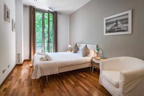 una camera con letto, divano e sedia di Habitat Apartments Alibei a Barcellona