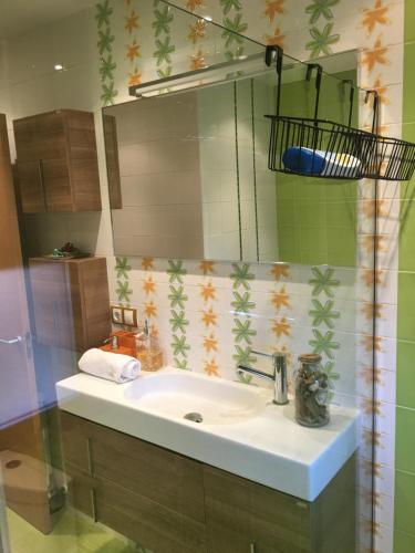 uma casa de banho com um lavatório e um espelho em El Perfume Del Almendro em Quintanilla del Agua