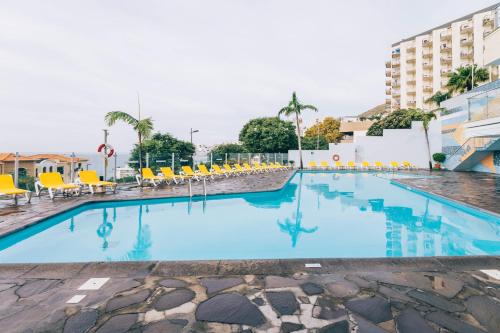 
The swimming pool at or close to Muthu Raga Madeira Hotel
