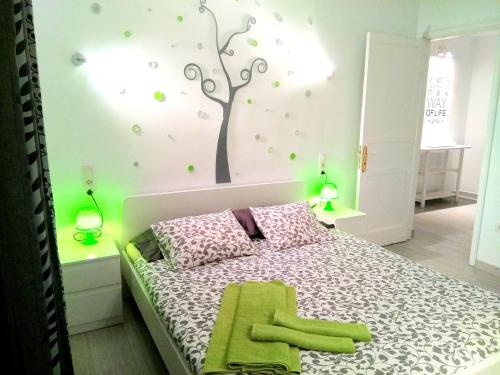 sypialnia z łóżkiem z malowidłem drzewnym na ścianie w obiekcie Pistachio 2 w Costa Teguise