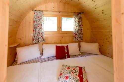 Zimmer mit einem Bett in einer Holzhütte in der Unterkunft Fasslhütte in Murau