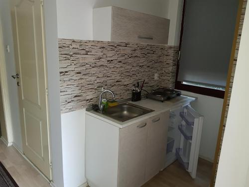 Apartments Cvetkovic Relaxにあるキッチンまたは簡易キッチン