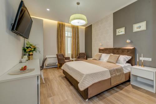 een slaapkamer met een bed en een flatscreen-tv bij Royal Theatre Studio and Room in Split