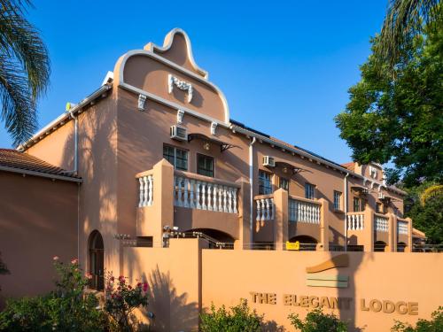 a building with the elgin lodge at The Elegant Lodge Menlo Park in Pretoria