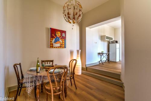 une salle à manger avec une table et des chaises dans l'établissement Bel appartement hypercentre de Strasbourg, à Strasbourg