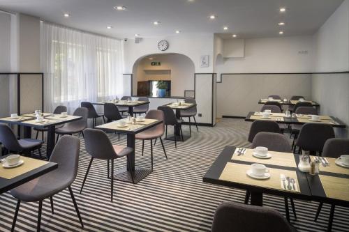 Hotel White Lion tesisinde bir restoran veya yemek mekanı