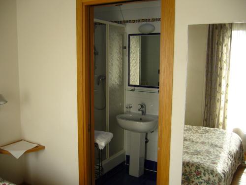 uma casa de banho com um lavatório e um espelho em Osteria La Pesa em Ponzano Vêneto
