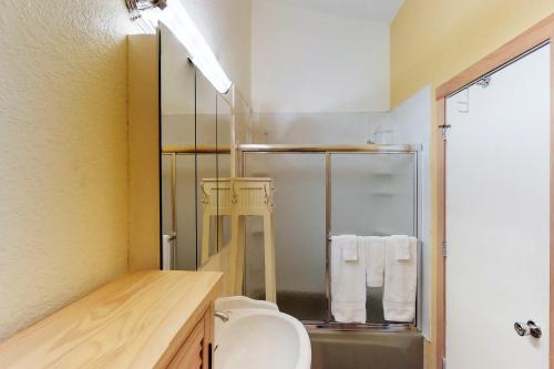 Ένα μπάνιο στο Brighton Condo #208