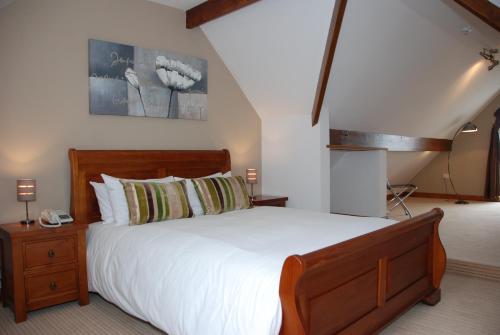 A bed or beds in a room at The Port House 