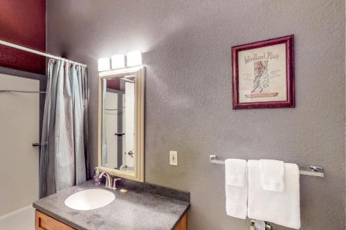 哥德伍德的住宿－Brighton Condo #209，一间带水槽和镜子的浴室
