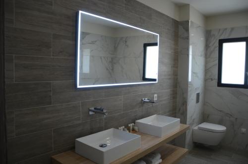 a bathroom with a sink and a mirror at Casa Mare E Vista in Propriano