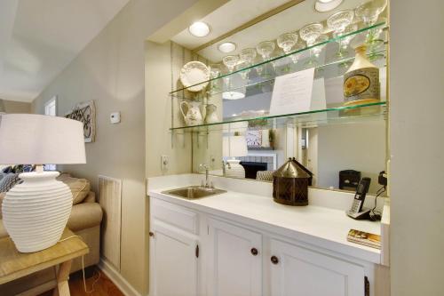 uma cozinha com um lavatório e um espelho em 94 Inlet Cove Cottage em Kiawah Island