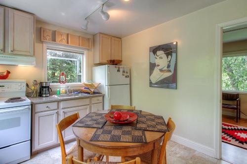 Gallery image of Downtown Cottage in the Woods in Guerneville
