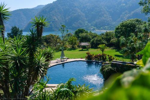 a swimming pool with a view of a mountain at Hotel Toliman in San Lucas Tolimán