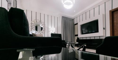 Μια τηλεόραση ή/και κέντρο ψυχαγωγίας στο Oak Plaza Suites