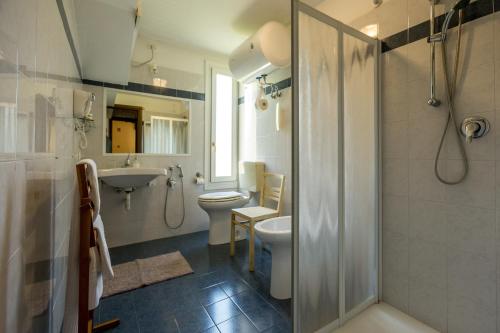 Bilik mandi di Agriturismo Corte Carezzabella
