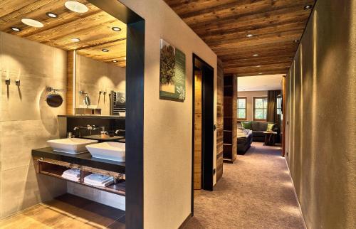 a hallway with two sinks in a bathroom at Zedernhof Gesundheits- & Wellnesshotel in Stamsried