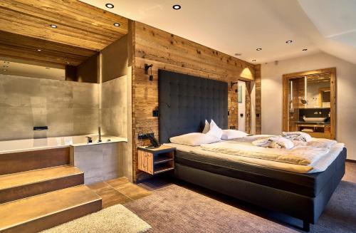 Tempat tidur dalam kamar di Zedernhof Gesundheits- & Wellnesshotel