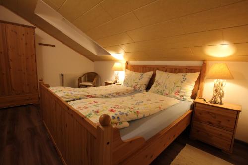 Gölsenhof - Fam. Büchinger في Wald: غرفة نوم بسرير كبير مع اطار خشبي