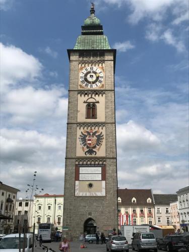 una torre del reloj alta con un reloj en ella en Exquisites Übernachten in der ältesten Stadt Österreichs, en Enns
