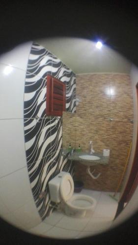 a bathroom with a zebra patterned wall at Pousada Sena in Flecheiras