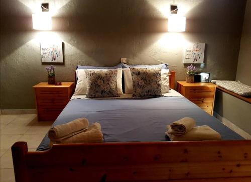 1 dormitorio con 1 cama grande y toallas. en Stergiou Rooms, en Therma