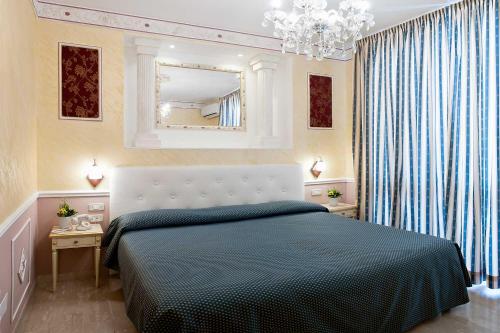Llit o llits en una habitació de Nouvel Hotel Des Bains