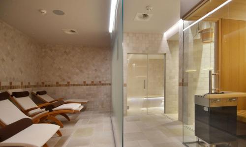 a waiting room with chairs and a shower at Boutique Hotel Sunstar Brissago am Lago Maggiore in Brissago