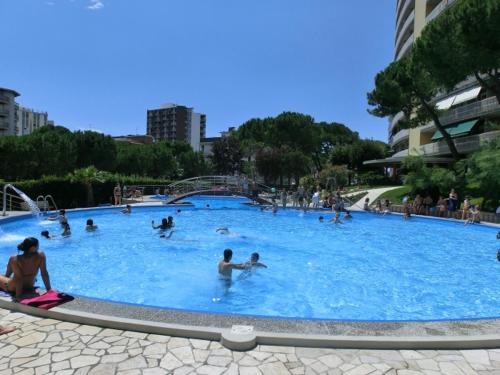 The swimming pool at or close to Residence La Duna