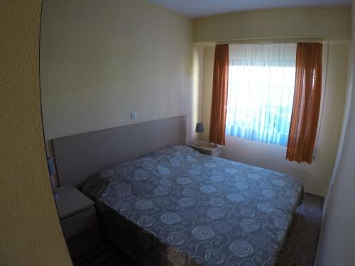 アルマダにあるBungalows Peikert - 38のベッドルーム(青いベッド1台、窓付)